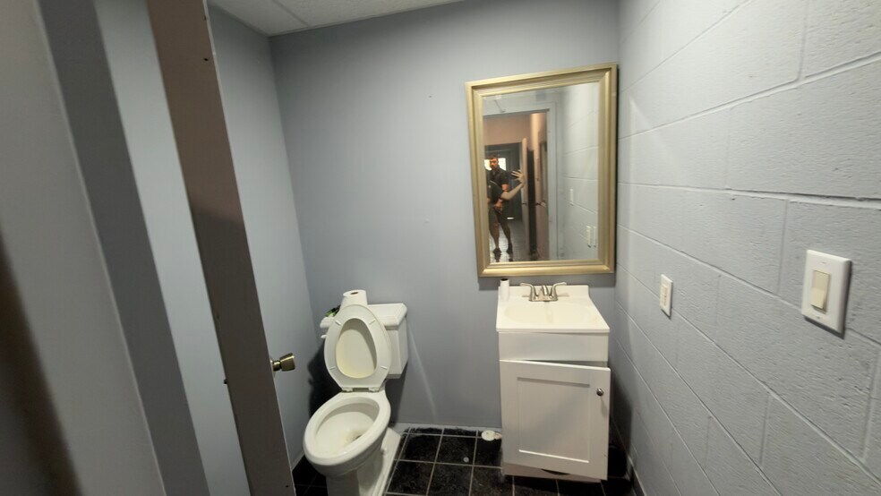 More Photos Of 2800 Delano St, Pensacola Warehouse For Lease