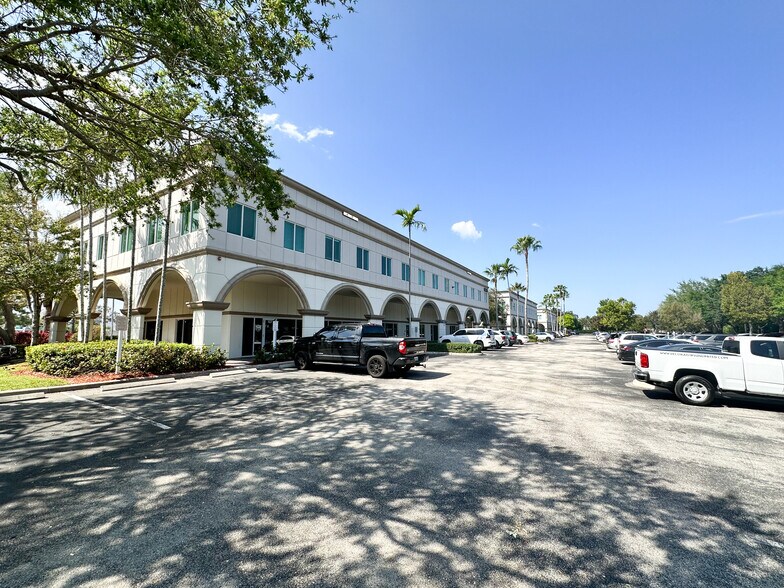 More Photos Of 11621 Kew Gardens Ave, Palm Beach Gardens Medical For Lease