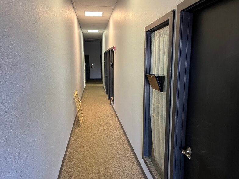 More Photos Of 418 N Kellogg St, Kennewick General Retail For Lease