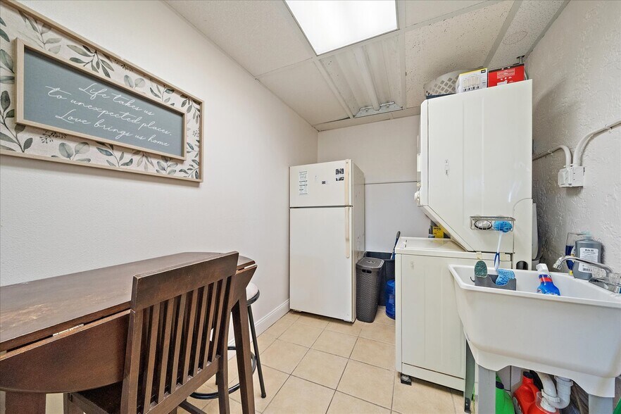 More Photos Of 2072-2074 Constitution Blvd, Sarasota Office For Sale
