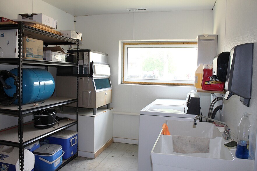 More Photos Of 404 S Anderson Ave, Glendive Distribution For Sale