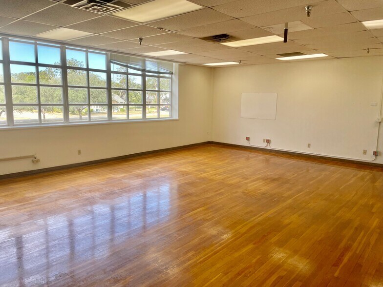 More Photos Of 216 E College St, Seguin Flex For Sale