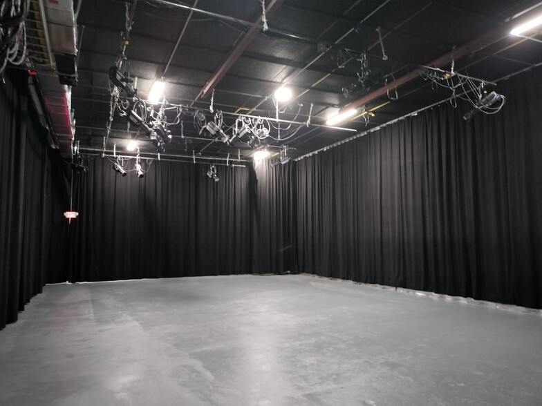 More Photos Of 551 S Dixie Hwy E, Pompano Beach Warehouse For Lease