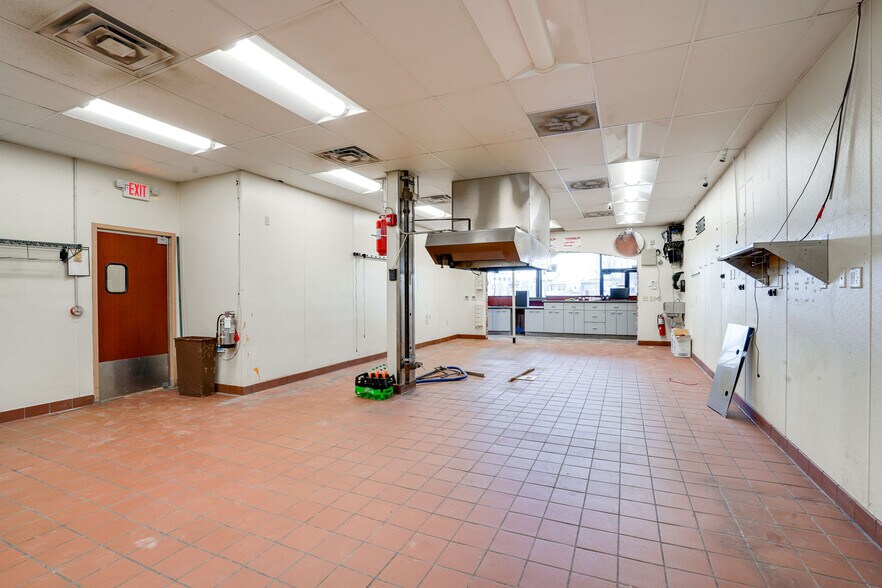 More Photos Of 112 W Maple Ave, Beaver Dam Freestanding For Lease