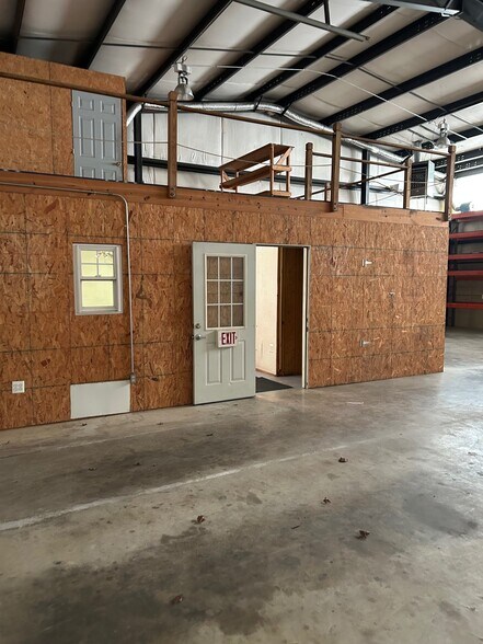 More Photos Of 22 Enterprise Ct, Fredericksburg Warehouse For Lease