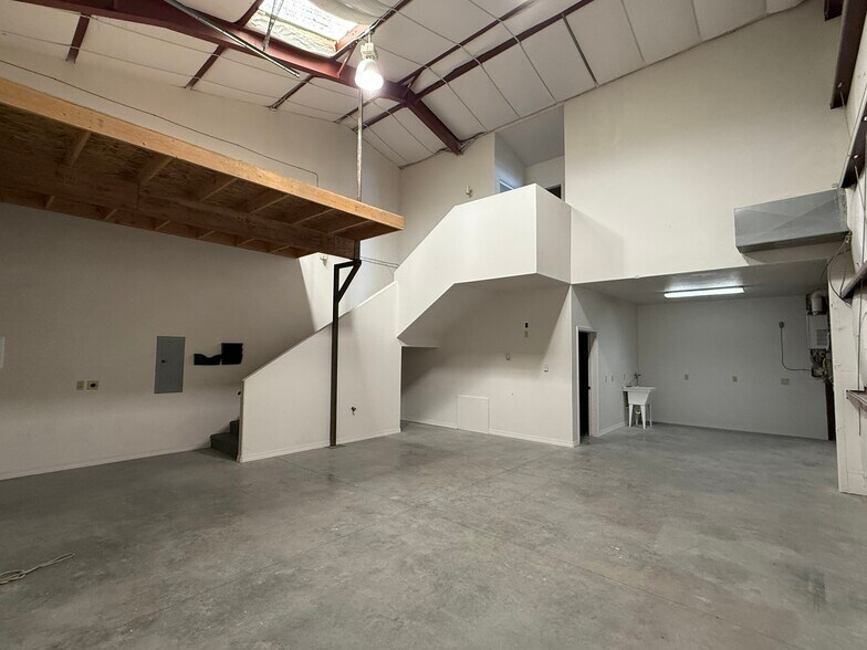 More Photos Of 1431 Anderson Rd, Montrose Warehouse For Lease