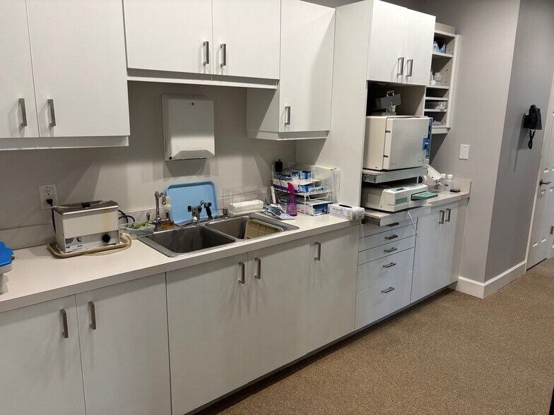 More Photos Of 10 Plantation Park Dr, Bluffton Office For Sale