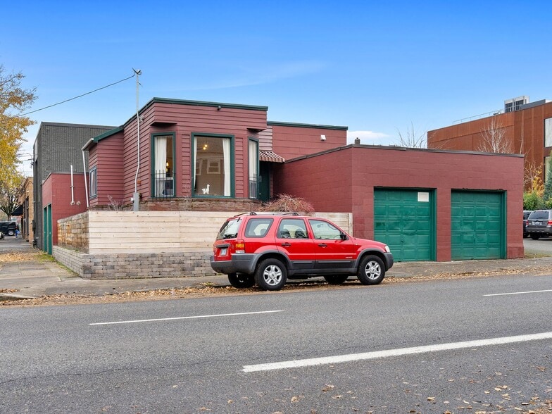 More Photos Of 1305 SE Belmont St, Portland Office For Sale