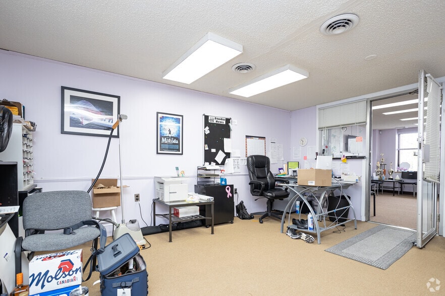 More Photos Of 10151-10155 Main St, Clarence Light Distribution For Sale