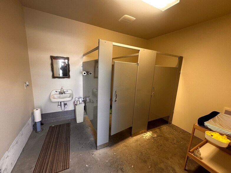 More Photos Of 522A S Main St, Broadway Flex For Sale