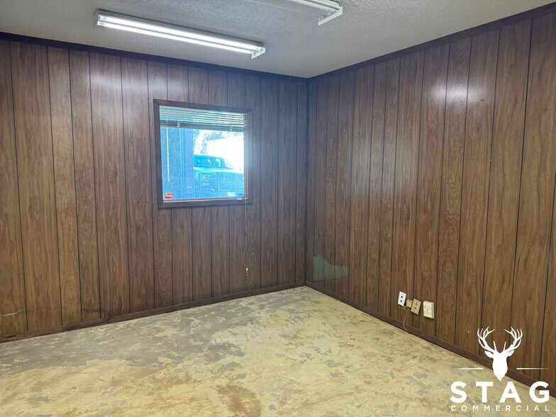 More Photos Of 318 Dallas Dr, Denton Warehouse For Lease