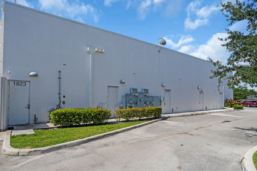 More Photos Of 1815-1823 E Commercial Blvd, Fort Lauderdale Storefront For Sale