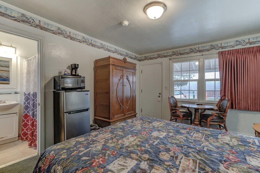 More Photos Of 718 Main St, Weaverville Hotel For Sale