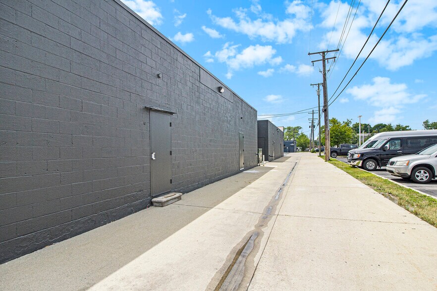 More Photos Of 1800 W 14 Mile Rd, Royal Oak Freestanding For Lease