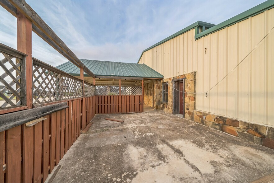 More Photos Of 410 S Interstate 35, Pearsall Storefront Retail Office For Lease