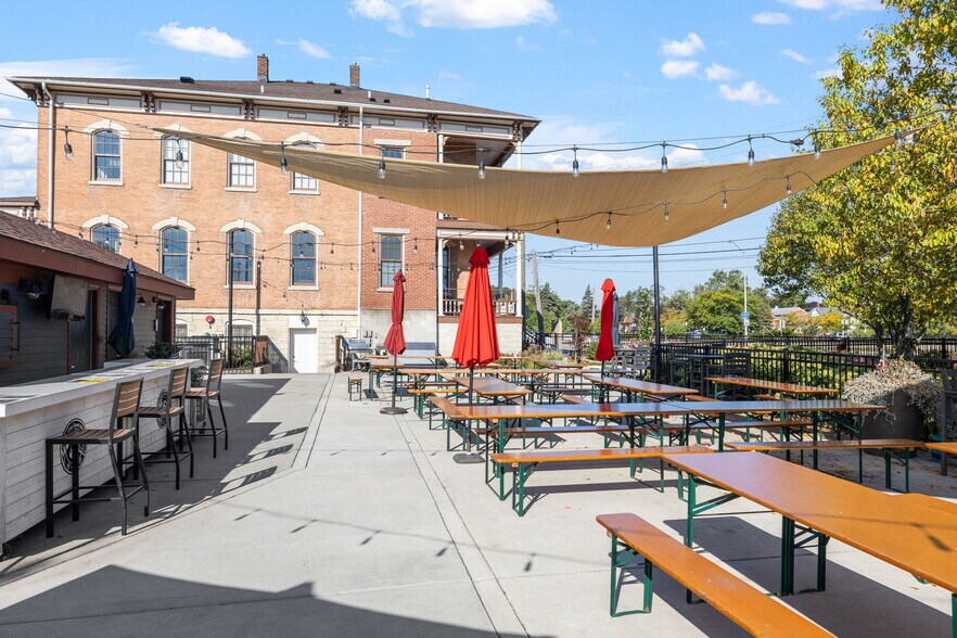 More Photos Of 6811 Hickory St, Tinley Park Bar For Sale