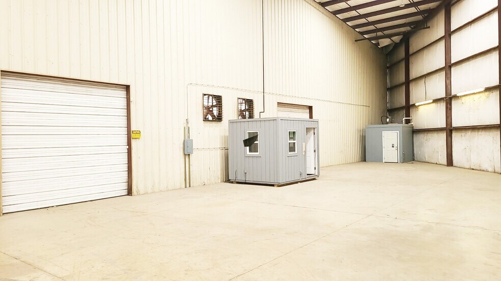 More Photos Of 1502 W Pike Blvd, Weslaco Warehouse For Lease