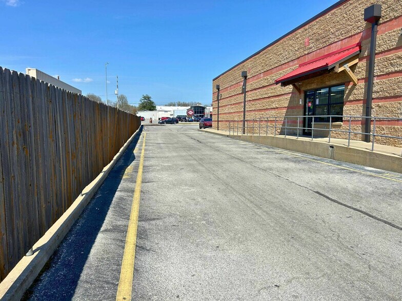 More Photos Of 1258 E Battlefield St, Springfield General Retail For Lease