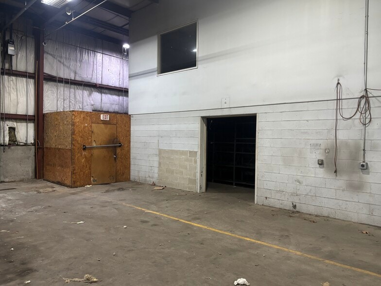 More Photos Of 55 Industrial Rd, Cumberland Truck Terminal For Lease