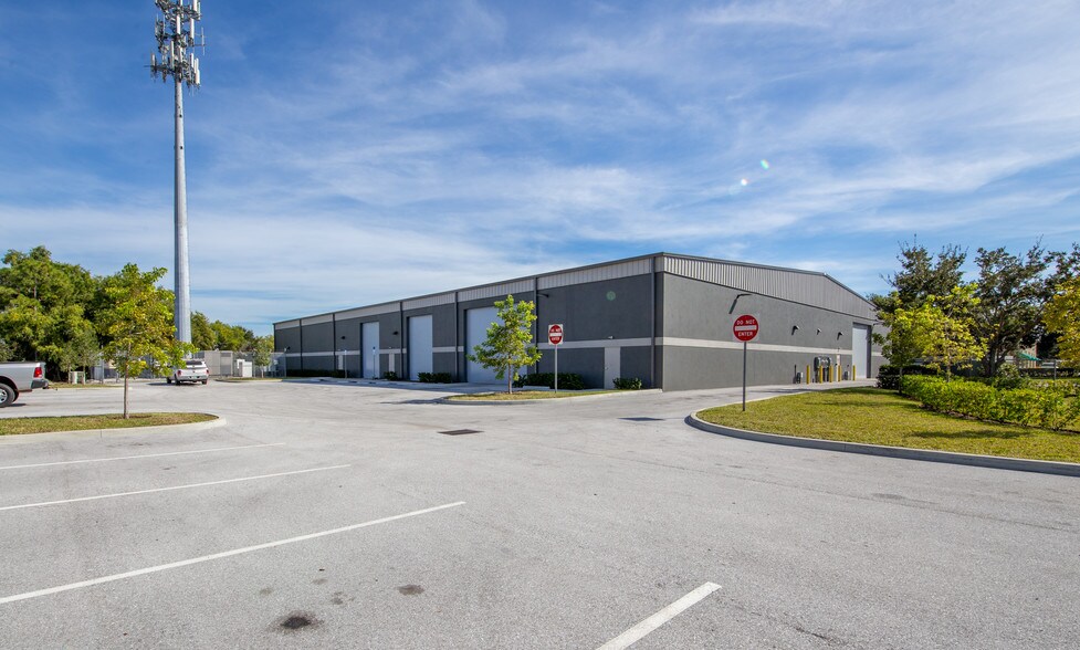 Primary Photo Of 4551 SE Hampton Ct, Stuart Warehouse For Sale