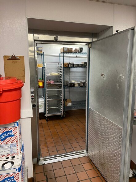 More Photos Of 410 S Clippert St, Lansing Restaurant For Sale