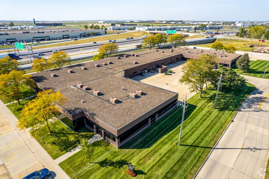 More Photos Of 4500-4570 114th St, Urbandale Flex For Lease