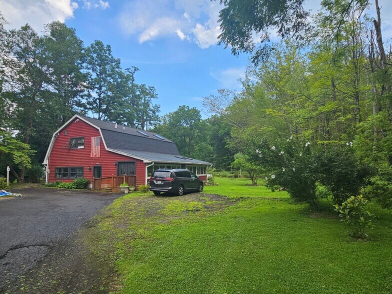 More Photos Of 133 Main St, High Falls Office For Lease