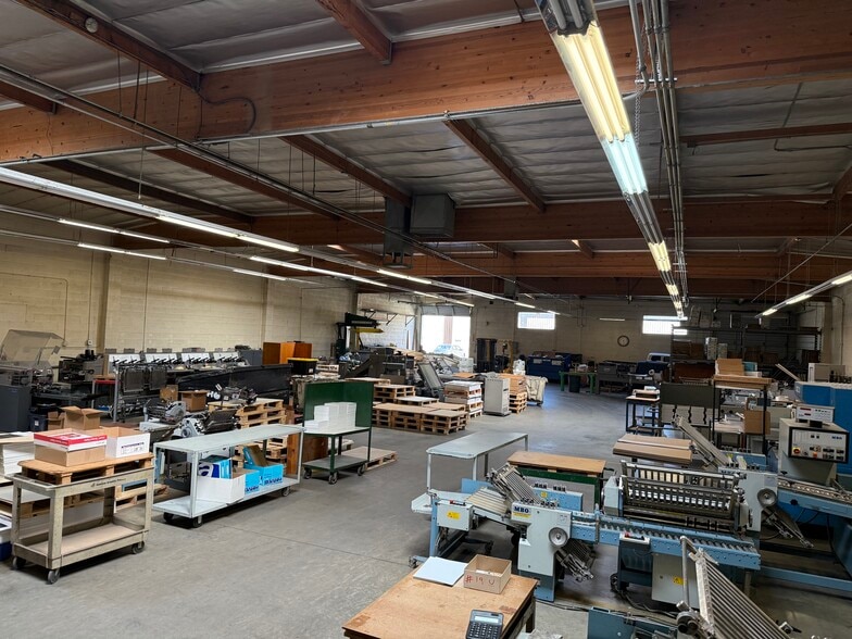 More Photos Of 8930 Quartz Ave, Northridge Warehouse For Lease