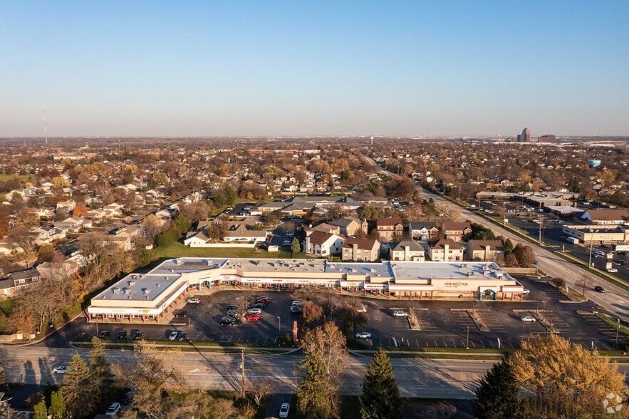 More Photos Of 800-830 E Nerge Rd, Roselle General Retail For Lease