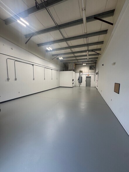 More Photos Of 500-580 Industrial Park Rd, Deep River Warehouse For Lease