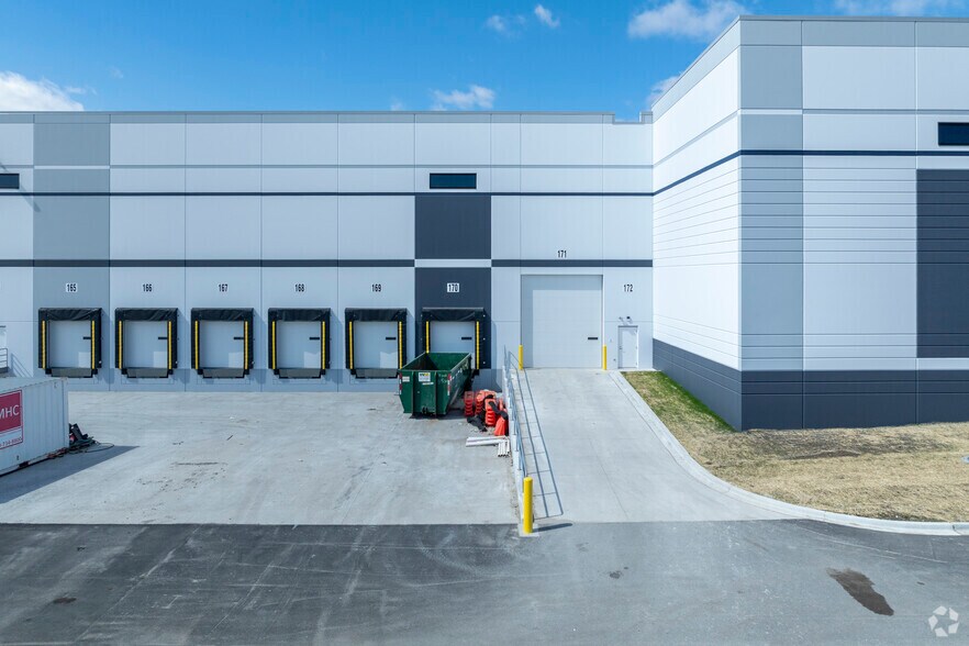 More Photos Of 5301 W Roosevelt Rd, Cicero Distribution For Lease
