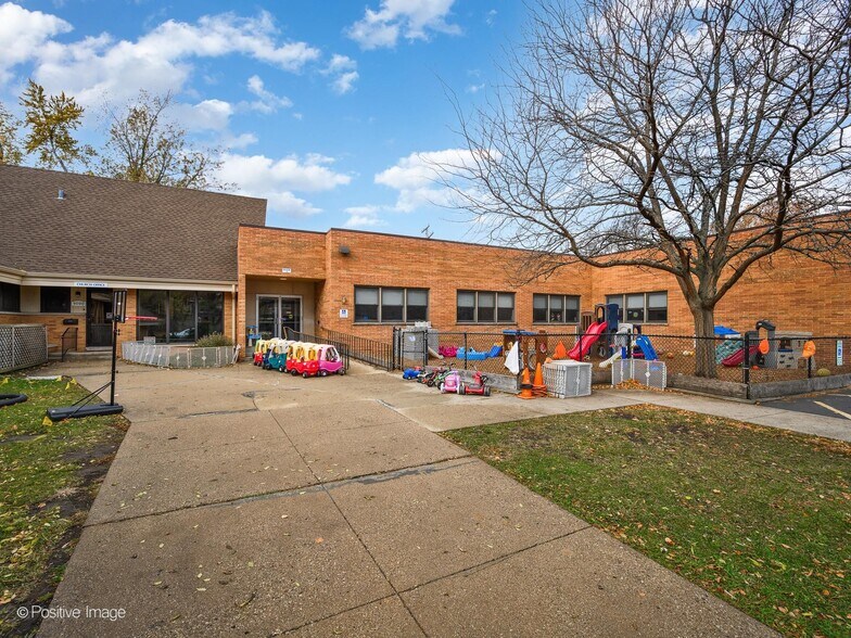 More Photos Of 9000 Kildare Ave, Skokie Specialty For Sale