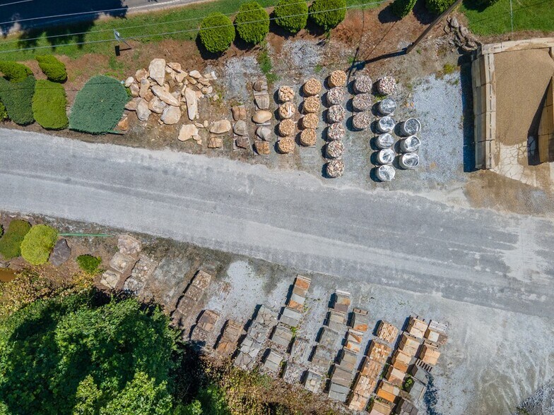 More Photos Of 424 Terrell Rd, Franklin Showroom For Sale