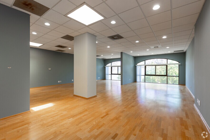 More Photos Of 2277 Townsgate Rd, Westlake Village Office For Lease