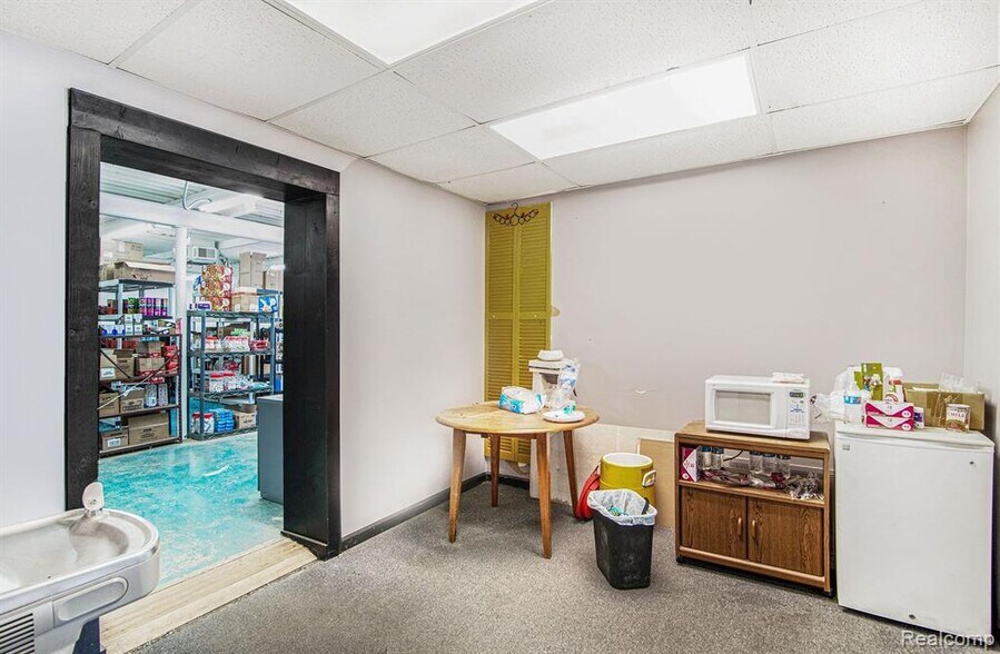 More Photos Of 1323 E Main St, Flushing Light Manufacturing For Sale