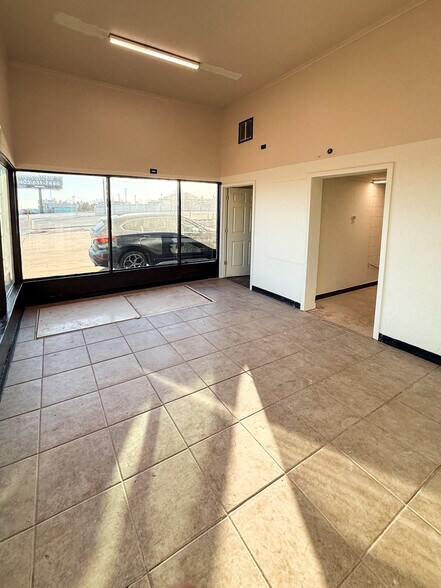 More Photos Of 12007 N I-35 Service Rd, Oklahoma City Service Station For Lease