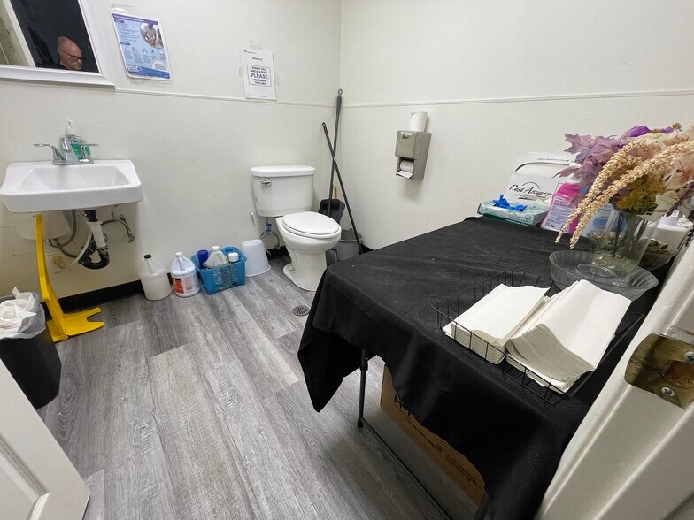 More Photos Of 961 W Compton Blvd, Compton Freestanding For Sale