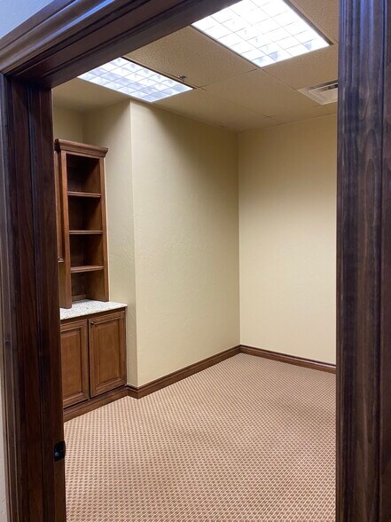 More Photos Of 307 E Danforth Rd, Edmond Office Residential For Sale