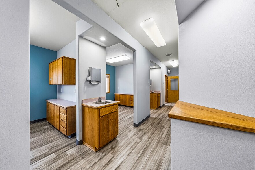 More Photos Of 925 Town Centre Dr, Medford Medical For Lease