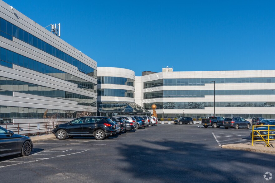 More Photos Of 1400 Old Country Rd, Westbury Office For Lease