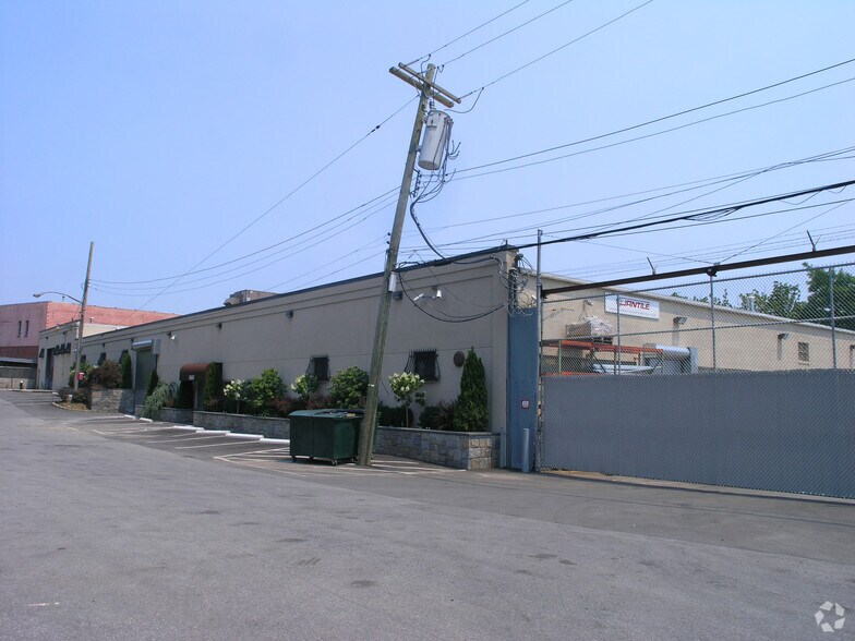 More Photos Of 3960-3966 Merritt Ave, Bronx Warehouse For Lease