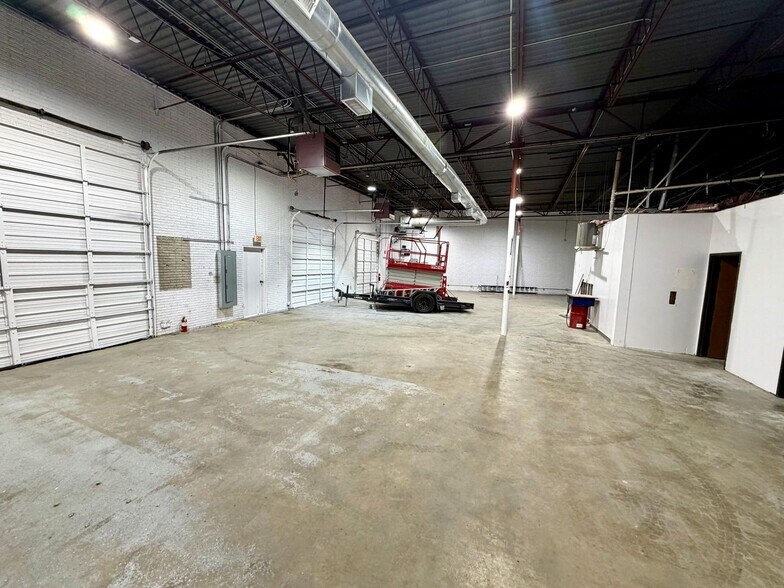 More Photos Of 13700 N Stemmons Fwy, Farmers Branch Freestanding For Lease