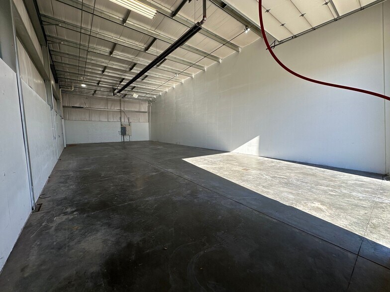 More Photos Of 1925 SW 5th St, Lincoln Warehouse For Lease