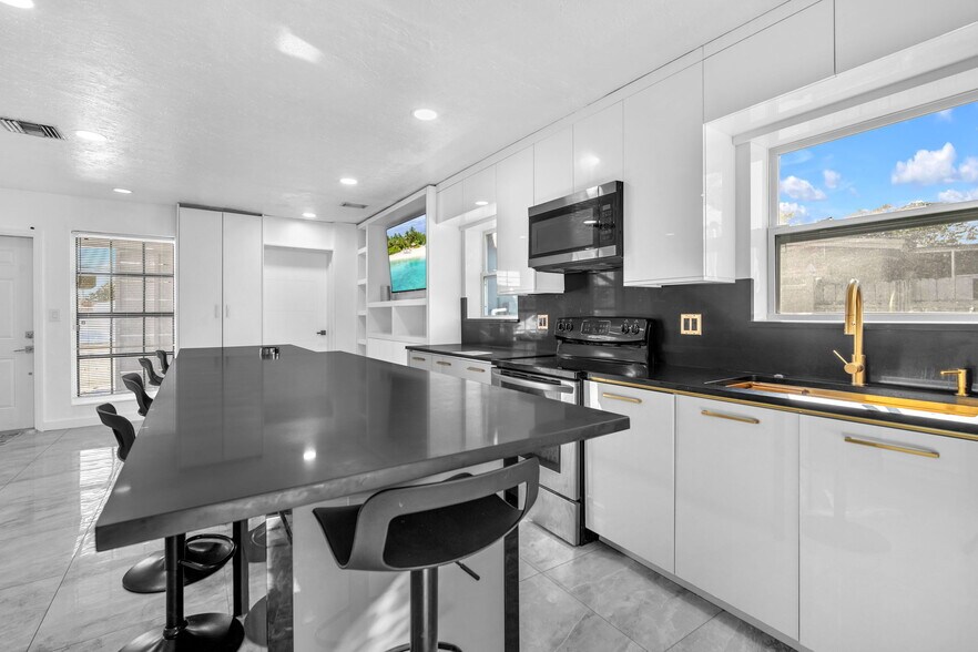 More Photos Of 7151 Taft St, Hollywood Office Residential For Sale
