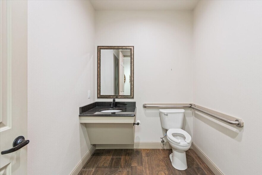 More Photos Of 1000 State Highway 6, Woodway Medical For Lease