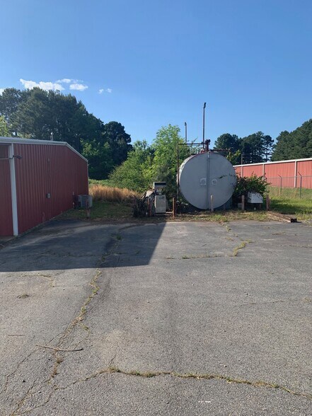 More Photos Of 16508 Hwy 65 S, Damascus Service Station For Sale