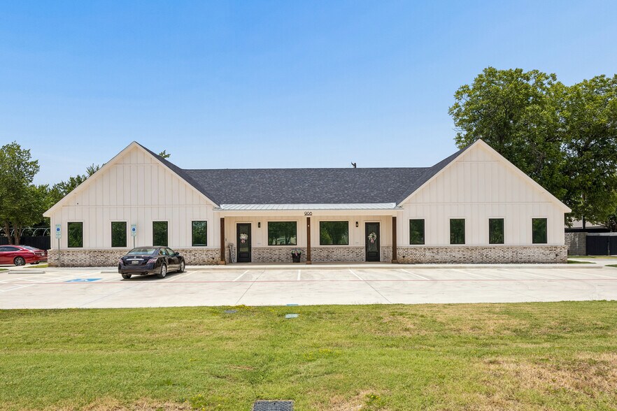 More Photos Of 908 Cresthaven Dr, Euless Showroom For Lease