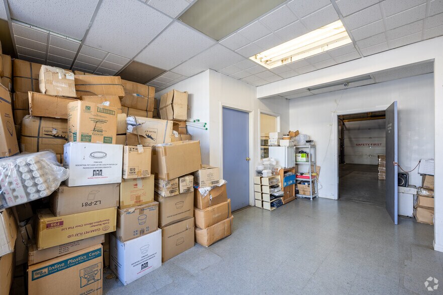 More Photos Of 1247 36th Ave NE, Calgary Warehouse For Lease
