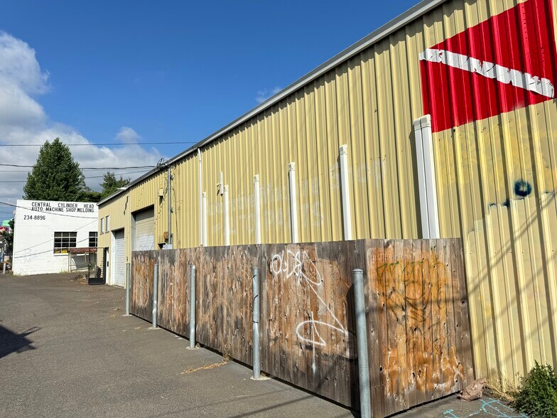 More Photos Of 1041-1109 SE Brooklyn St, Portland Warehouse For Sale