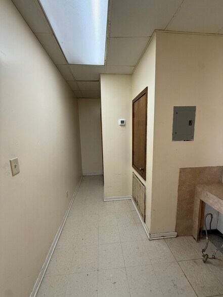 More Photos Of 716 W Plantation Dr, Clute Storefront Retail Office For Lease